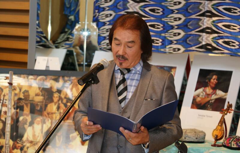 ئاۋستىرالىيەدە «ئۇيغۇر مۇقام ئانسامبىلى» نىڭ قۇرغۇچىسى شۆھرەت تۇرسۇن ئەپەندى «ئۇيغۇر مۇقام ئانسامبىلى» نىڭ قۇرۇلۇش مۇراسىمىدا سۆز قىلماقتا. 2019-يىلى 20-ئىيۇل، سىدنېي.