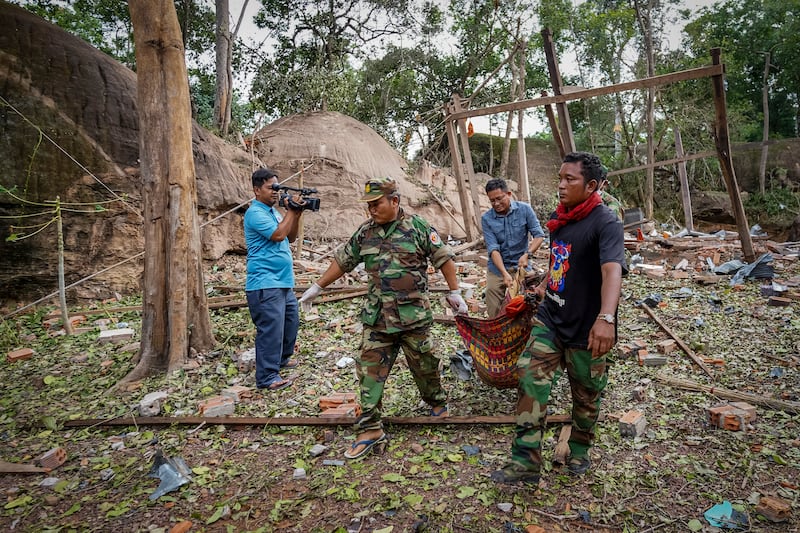 Cambodian soldiers carry a body of a victim from a pagoda in Oddar Meanchey province during fighting between Thailand and Cambodia, July 25, 2025.