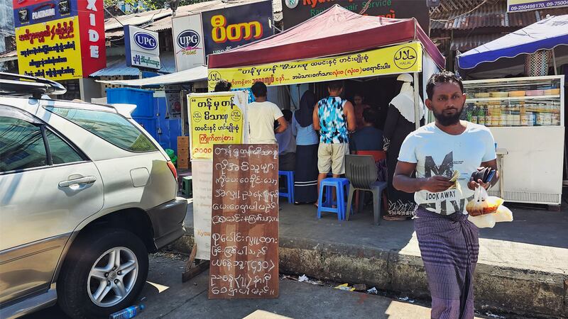 ရန်ကုန်တိုင်း၊ မင်္ဂလာတောင်ညွှန့်မြို့နယ်၊ မြန်မာ့ဂုဏ်ရည်လမ်းမှ ထမင်းနှင့် ဟင်းတစ်ပွဲအား ကျပ်တစ်ထောင်ဖြင့် ရောင်းချသည့် “တန်မှတန်” ထမင်းဆိုင်ကို ၂၀၂၃ ခုနှစ်၊ ဒီဇင်ဘာလ ၂၆ ရက်နေ့က တွေ့ရစဉ်။ (Photo: RFA)