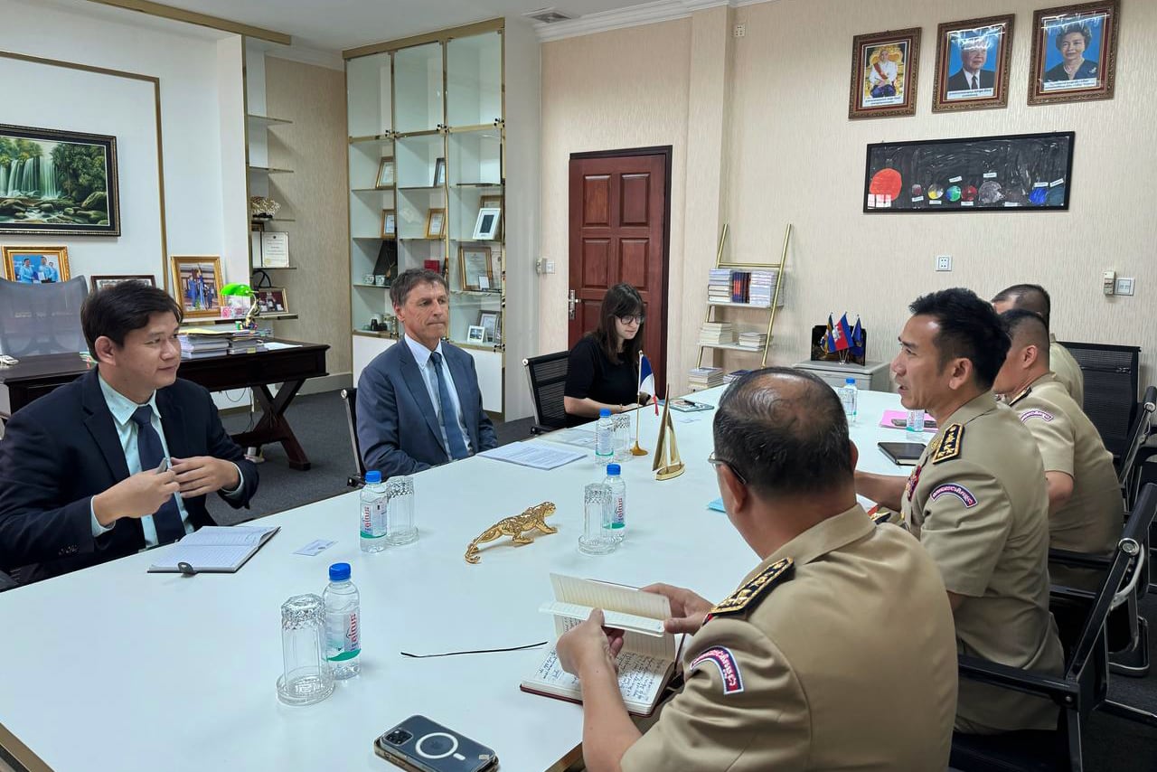 French ambassador discusses shooting probe with Cambodian police official